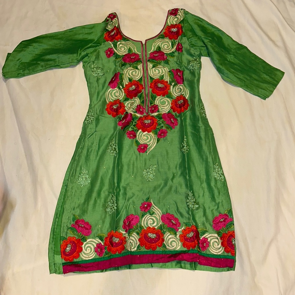 Green and pink Indian suit with pants and chuni